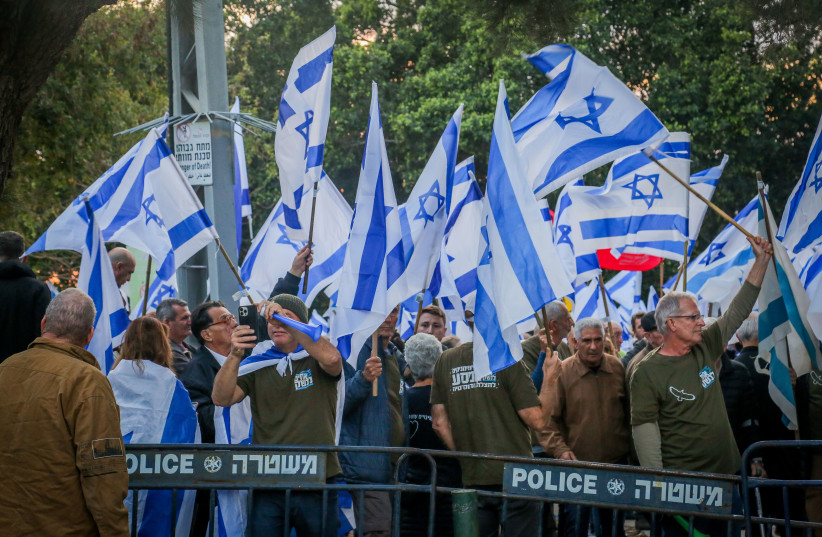 Israelis protest against Israeli government's planned judicial overhaul, outside the house of Agriculture Minister Avi Dichter, in Ashkelon, March 26, 2023 (credit: FLASH90)