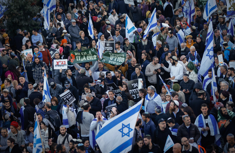  Right-wing Israelis attend a rally in support of the government's planned judicial overhaul, in Jerusalem on March 27, 2023.  (credit: ERIK MARMOR/FLASH90)
