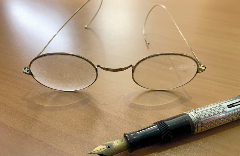  Bialik’s eyeglasses and pen. (credit: AGNON HOUSE)