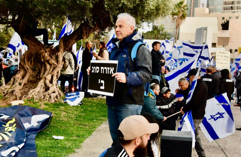   Right-wing Israelis attend a rally in support of the government's planned judicial overhaul, in Tel Aviv on March 30, 2023.  (credit: AVSHALOM SASSONI/MAARIV)