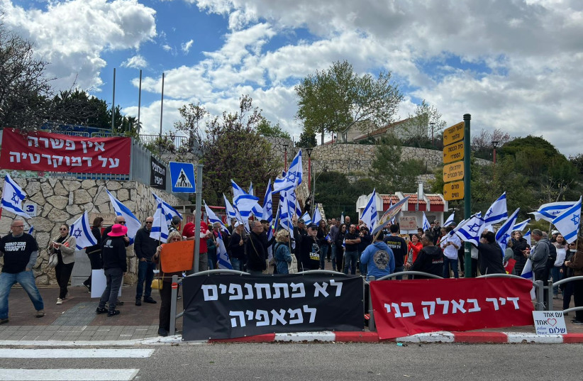  Israeli protesters are seen demonstrating outside the home of National Unity leader MK Benny Gantz in Rosh Ha'ayin, on March 31, 2023. (credit: Kaplan protest organizers/via Maariv)