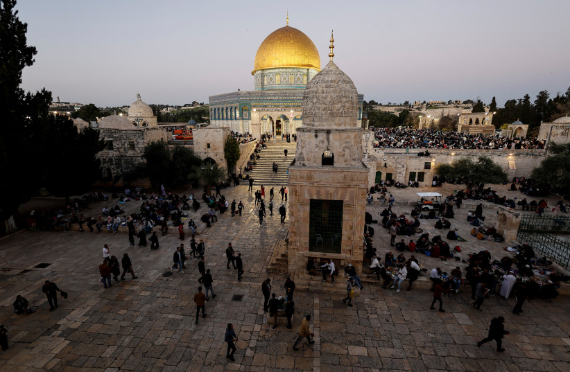  Muslims break their fast by eating the Iftar meal, during the holy month of Ramadan next to the Dome of the Rock on the compound known to Muslims as the Noble Sanctuary and to Jews as the Temple Mount in Jerusalem's Old City April 4, 2023 (credit: REUTERS/AMMAR AWAD)