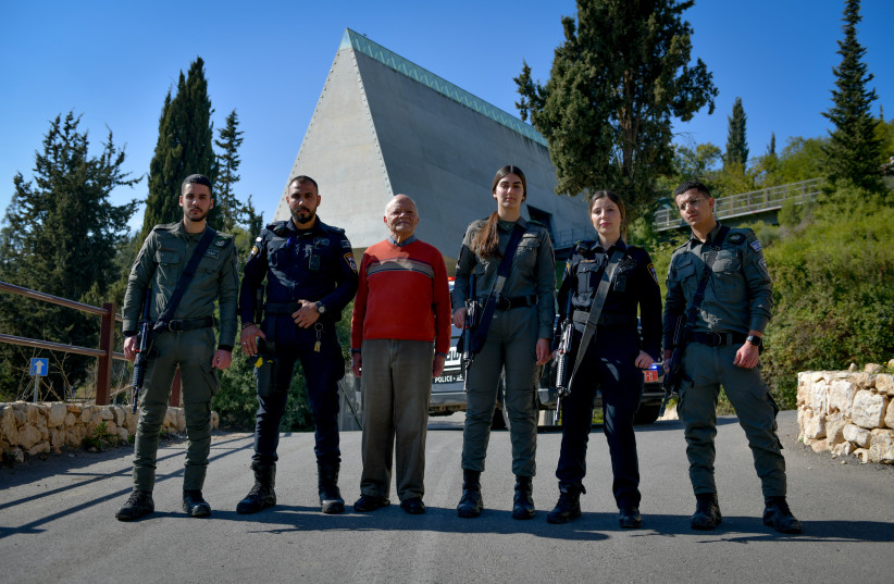  Jerusalem Border Police pose for a photo with their adopted Holocaust survivor, Shlomo.  (credit: ISRAEL POLICE SPOKESPERSON'S UNIT)