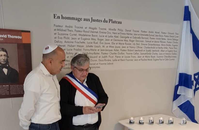 Shimon Peretz from Meitar with Le Chambon-sur-Lignon’s current mayor Jean-Michel Eyraud, reading kadish at last year’s Yom Hashoah ceremony in the town’s museum. (credit: SHIMON PERETZ)