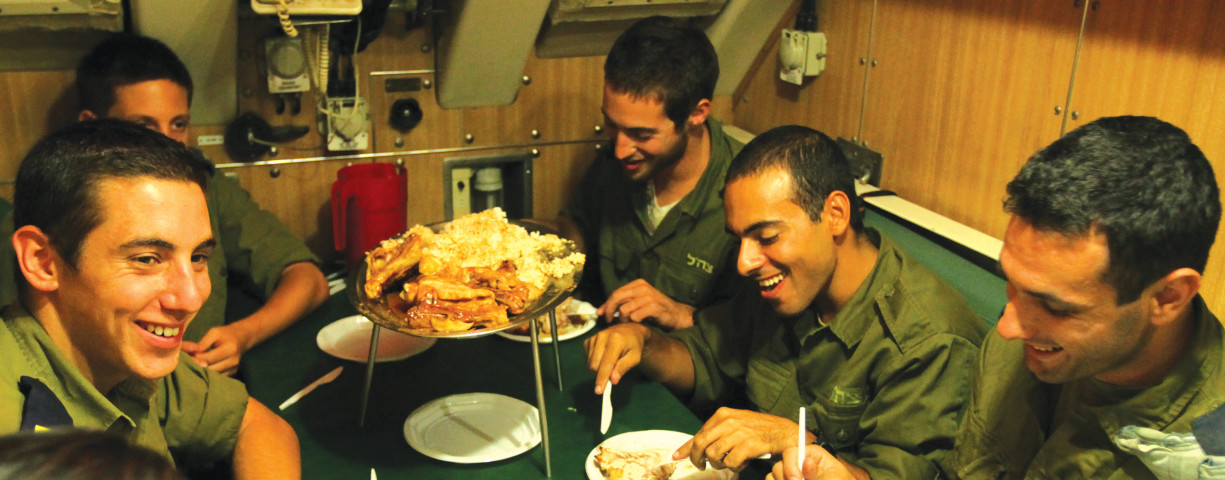  ISRAEL NAVY personnel have a meal aboard a submarine. The public suspects that when the IDF makes decisions on social issues, insufficient importance is given to the well-being of soldiers.