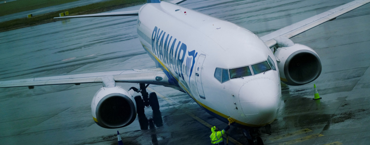  Employees work on a Ryanair plane preparing to take off at the Rosalia De Castro airport in Santiago de Compostela, Spain June 24, 2022.