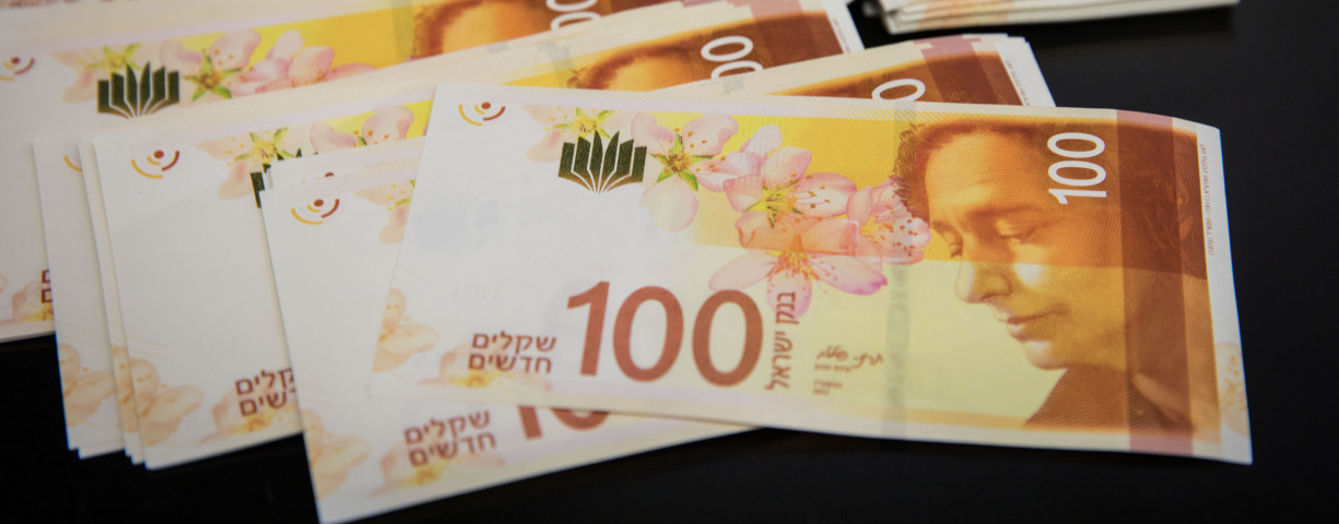  Illustration photo of the new 100 Israeli Shekel bill. December 31, 2017. 