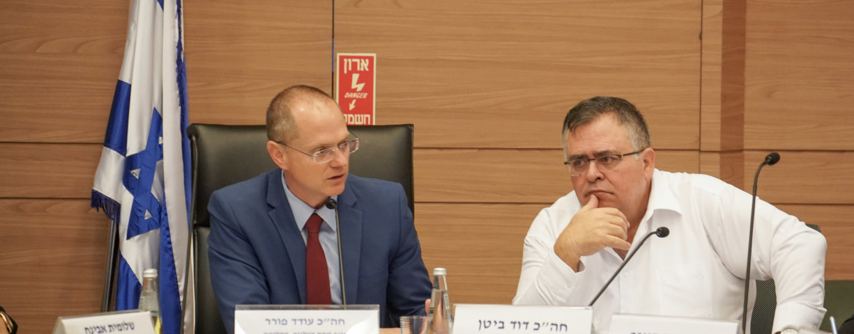  MKs Oded Forer (L) and David Bitan meet at a special joint session to discuss IDF lone soldier debt, on March 22, 2023.