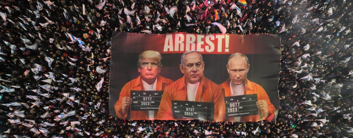  No one is above the law: The Umbrella Movement of Resistance against Dictatorship unfurls a banner of Netanyahu, Putin, and Trump in central Tel Aviv to kick off 12th week of protests.