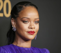  Rihanna posa detrás del escenario con su premio del presidente