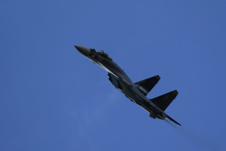 A Sukhoi SU-35 fighter aircraft performs during the "Aviadarts" military aviation competition at the Dubrovichi range near Ryazan, Russia, August 2, 2015.