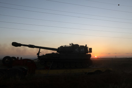 Llevar más tanques de las FDI a la frontera con Gaza, en el sur de Israel, luego de un bombardeo pesado de cohetes y misiles disparados contra Israel por militantes en Gaza, el 13 de mayo de 2021.