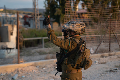 IDF operates along the Seam Line as repairs take place, April, 2022