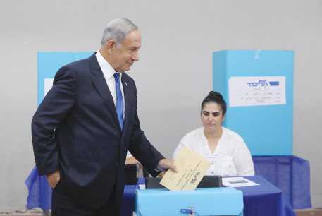 LIKUD CHAIRMAN and opposition leader Benjamin Netanyahu casts his ballot in the party primary, last week.