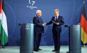  German Chancellor Olaf Scholz and Palestinian President Mahmoud Abbas shake hands as they attend a news conference, in Berlin, Germany, August 16, 2022