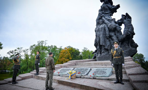 Ukraine's President Volodymyr Zelenskiy takes part in a commemoration ceremony for the victims of Babyn Yar (Babiy Yar), one of the biggest single massacres of Jews during the Nazi Holocaust, amid Russia's attack on Ukraine, in Kyiv Ukraine September 29, 2022.