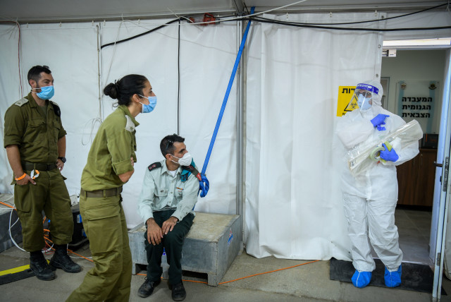 Israeli army Technicians carry out a diagnostic test for coronavirus in a IDF lab in central Israel on July 15, 2020. Photo by Yossi Zeliger/Flash90 (photo credit: YOSSI ZELIGER/FLASH90)