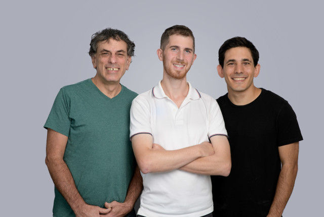 A equipe de co-fundadores do CLASSIQ (da esquerda para a direita): Dr. Yehuda Naveh, CTO;  Nir Minerbi, CEO;  e Amir Naveh, VP de P&D.  (Classiq)