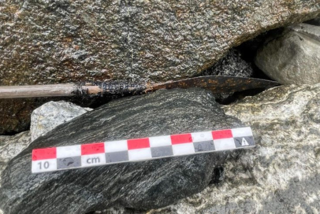Glacial archaeologists find arrow in melting ice - The Jerusalem Post