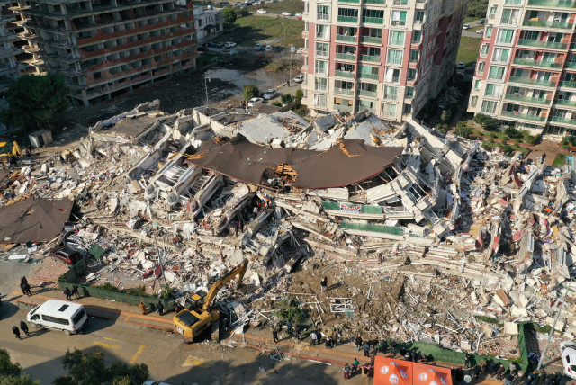 Μια εναέρια άποψη δείχνει κτίρια που κατέρρευσαν και έχουν υποστεί ζημιές μετά από σεισμό στο Χατάι της Τουρκίας στις 7 Φεβρουαρίου 2023. (πίστωση φωτογραφίας: UMIT BEKTAS/REUTERS)