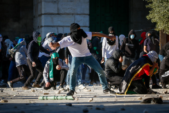 Gantz ends West Bank closure amid Temple Mount violence - The Jerusalem Post