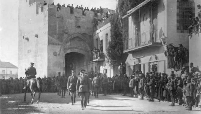 General Sir Edmund Allenby enters the Holy City of Jerusalem on foot, December 11, 1917 (Wikimedia Commons)