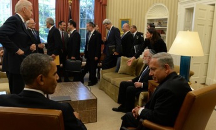 Netanyahu  and Obama at the White House with entourages (370GPO / Kobi Gideon).
