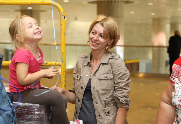 A mother and daughter from Ukraine arrive at Ben Gurion airport last week courtesy of International Fellowship of Christians and Jews. (Credit: IFCJ)
