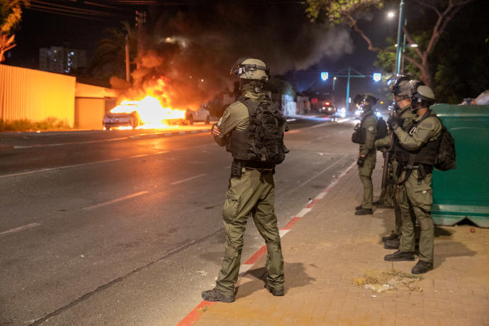 Israeli police seen on the streets of the central Israeli city of Lod, where last night synagogues and cars were torched as well as shops damaged, by Arab residents rioted in the city, and ongoing this evening. May 12, 2021 (YOSSI ALONI/FLASH90).