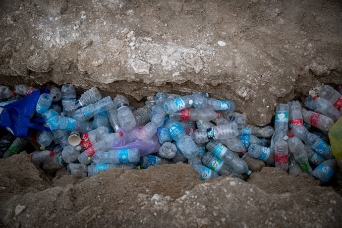 View of Empty plastic bottles on the Dead Sea beach, on November 5, 2020 (Credit: YONATAN SINDEL/FLASH90)