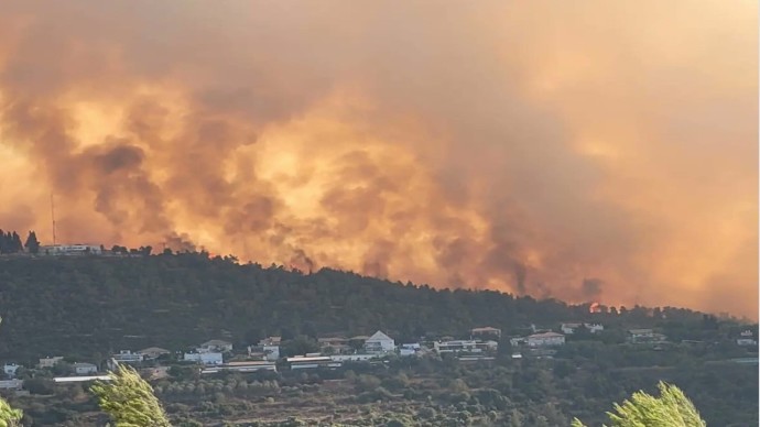 Residents evacuated as wildfire threatens homes near Israel's largest city. (JNF-USA)