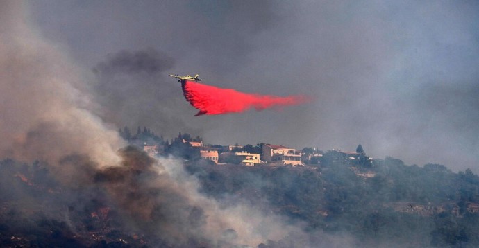 Israeli plane dumps out gallons of water to extinguish flames burning near Jerusalem