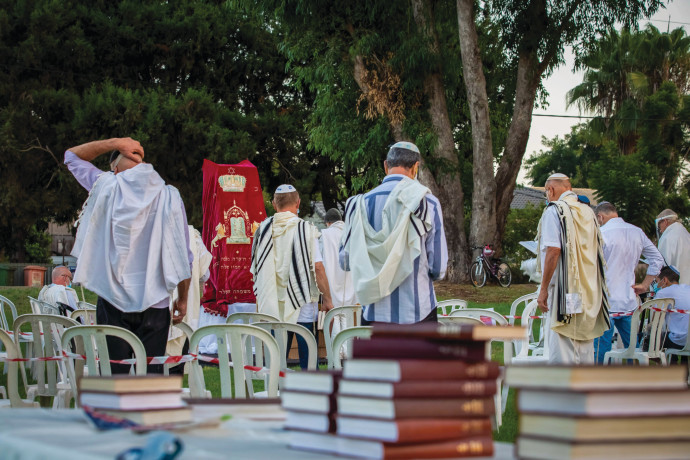 PRAYING AT the end of Yom Kippur in Moshav Haniel, September 2020 (CHEN LEOPOLD/FLASH90).