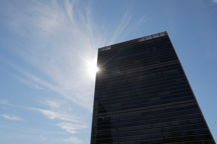 The sun shines behind the United Nations Secretariat Building at the United Nations Headquarters. New York City, New York, U.S., June 18, 2021.REUTERS/ANDREW KELLY/FILE PHOTO
