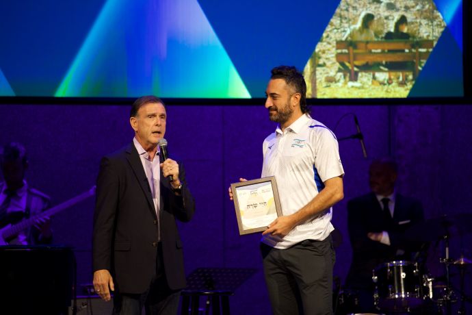JNF-USA Spectacular Sunday Co-Chair, Robert D. Cohan presents Team Israel’s Shlomo Lipetz with a Be Inscribed Certificate. (Perry Bindelglass)