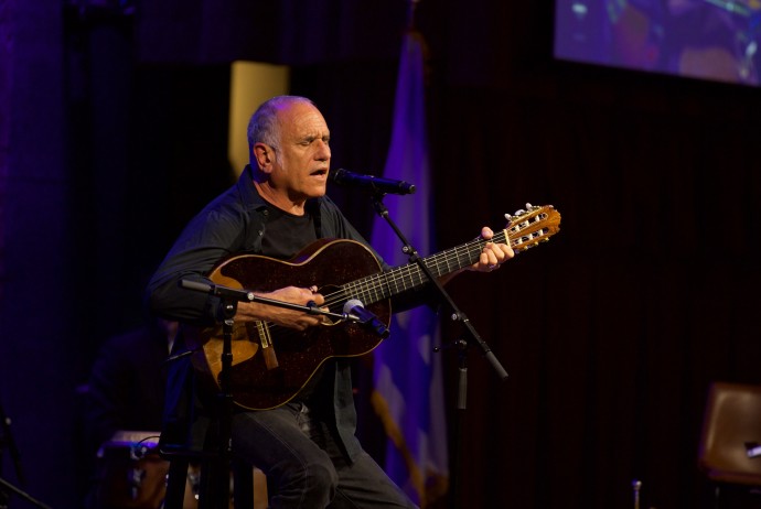 Israeli singer-songwriter David Broza entertained the audience with his greatest hits. (Perry Bindelglass)