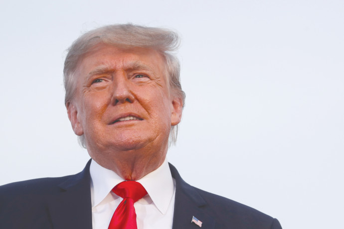 MANTAN PRESIDEN AS Donald Trump menghadiri rapat umum kampanye pasca-presiden pertamanya, di Wellington, Ohio, pada bulan Juni.REUTERS/SHANNON STAPLETON