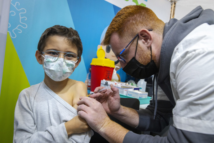 Children aged 5-11 receive their first first dose of Covid-19 vaccine, at a Clallit i vaccine center in Jerusalem on November 23, 2021.OLIVIER FITOUSSI/FLASH90