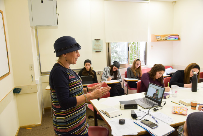 RABBANIT SHANI TARAGIN, educational director, teaching Eshkolot students – Cohort 6. (Photo Credit: Lisa Rich Photography)