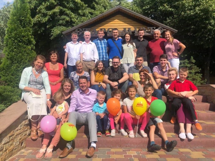 Pastor Andrew Moroz at a family reunion in Ukraine (Credit: Courtesy of Pastor Andrew Moroz)