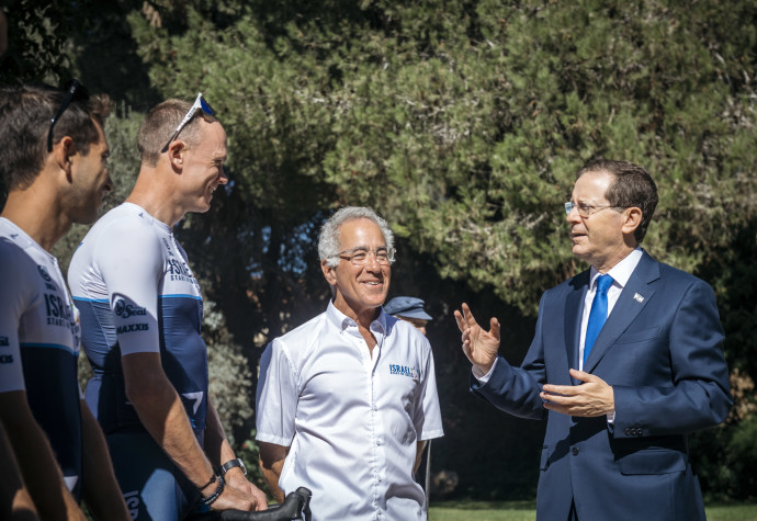 WITH PRESIDENT Isaac Herzog and the Israeli cycling team. (Credit: Noa Arnon) 
