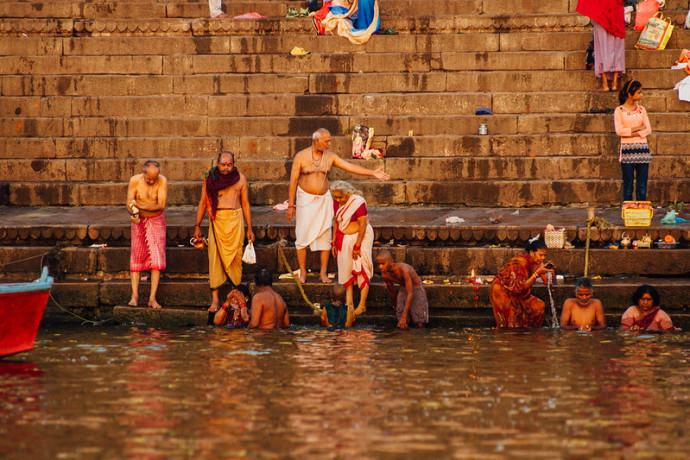 Pilgrims at the ghats in Varanasi (Credit: FLICKR)