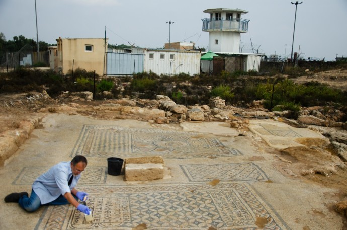 Excavating an ancient mosaic in Megiddo (Credit: YOLI SHWARTZ ISRAEL ANTIQUITIES AUTHORITY)