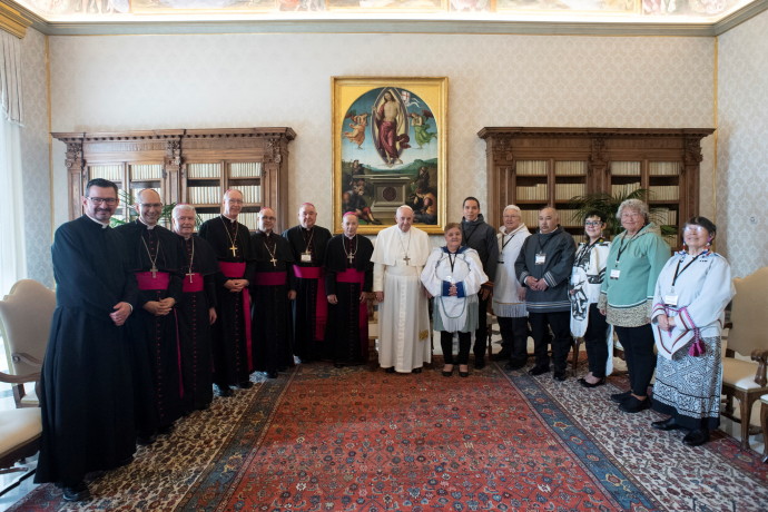 Delegates of Canada's Inuit community pose for a photo with Pope Francis at the Vatican (Credit: VATICAN MEDIA/HANDOUT VIA REUTERS)