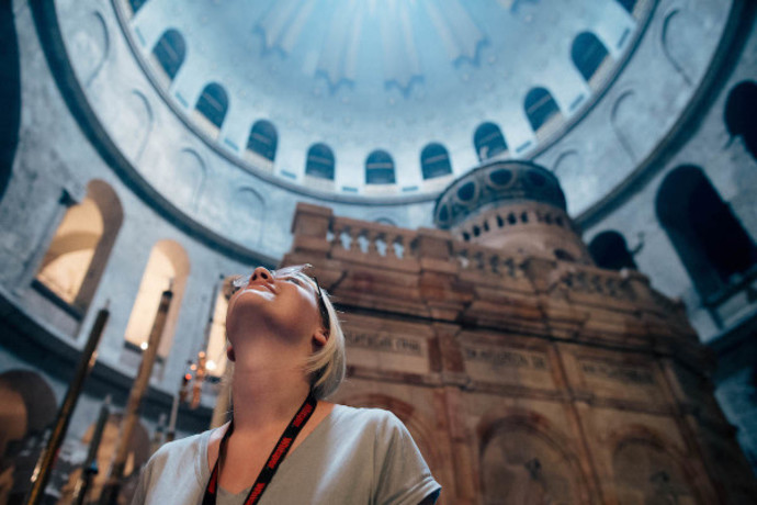 Christian students visit the Church of the Holy Sepulchre in Jerusalem on a trip with Passages  (Credit: Courtesy / ALL ISRAEL NEWS)