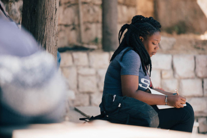 A Christian student having quiet time on a trip to Israel with Passages (Credit: Courtesy / ALL ISRAEL NEWS)