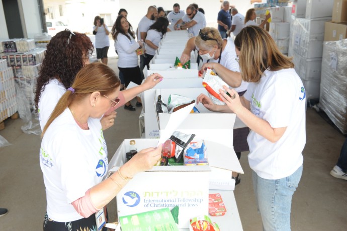 The Fellowship contributed enough funds in 2022 to increase Passover food basket distribution by nearly 50%. (Credit: ISRAEL YOSEF / INTERNATIONAL FELLOWSHIP OF CHRISTIANS AND JEWS)