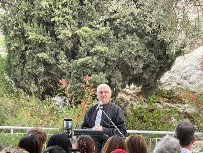 Pastor Stephen Bridge, director of The Garden Tomb, speaking at the sunrise Easter service at The Garden Tomb in Jerusalem, April 17, 2022 (Credit: All Israel News Staff)