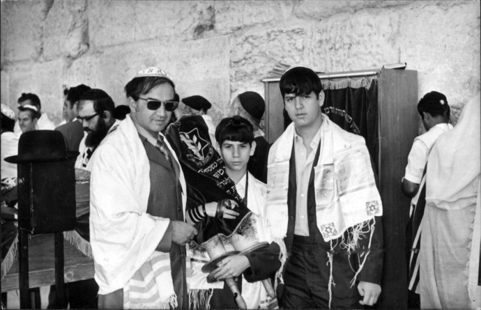 CELEBRATING FRED Waks’ bar mitzvah at the Kotel in 1970, left to right, Henry Waks, z”l, Fred Waks and Jay Waks. (Credit: Canadian Friends of HU)