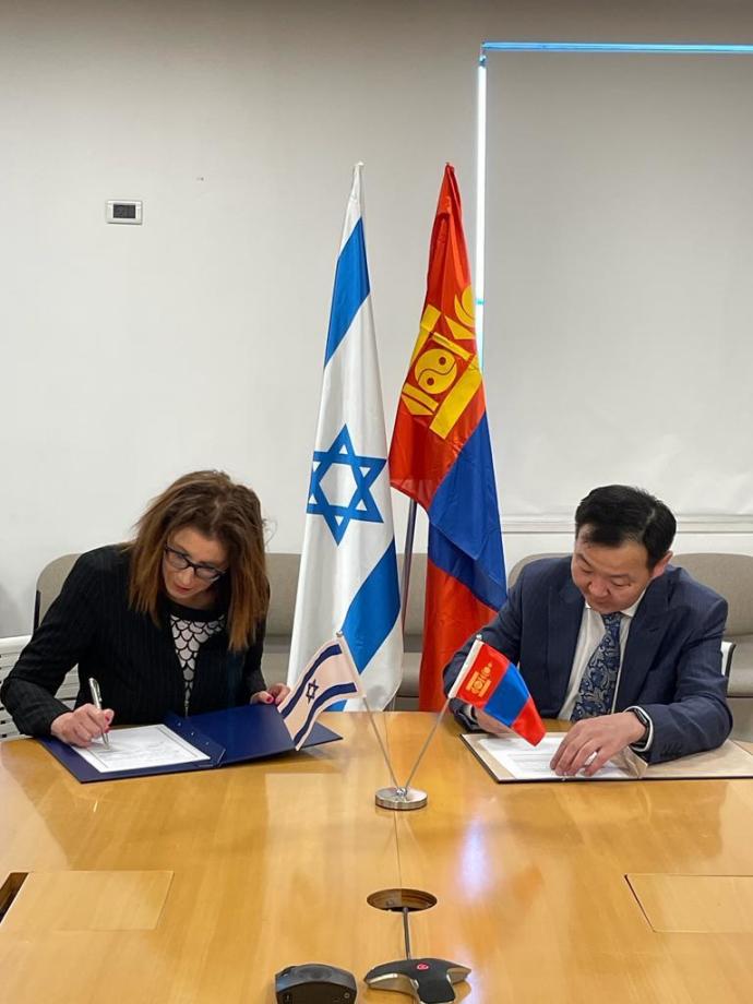 Mongolian state Secretary Nyamdorj Ankhbayar and Nurit Tinari, the head of the Cultural Relations Bureau of the Israeli Foreign Ministry (Credit: MINISTRY OF FOREIGN AFFAIRS)
